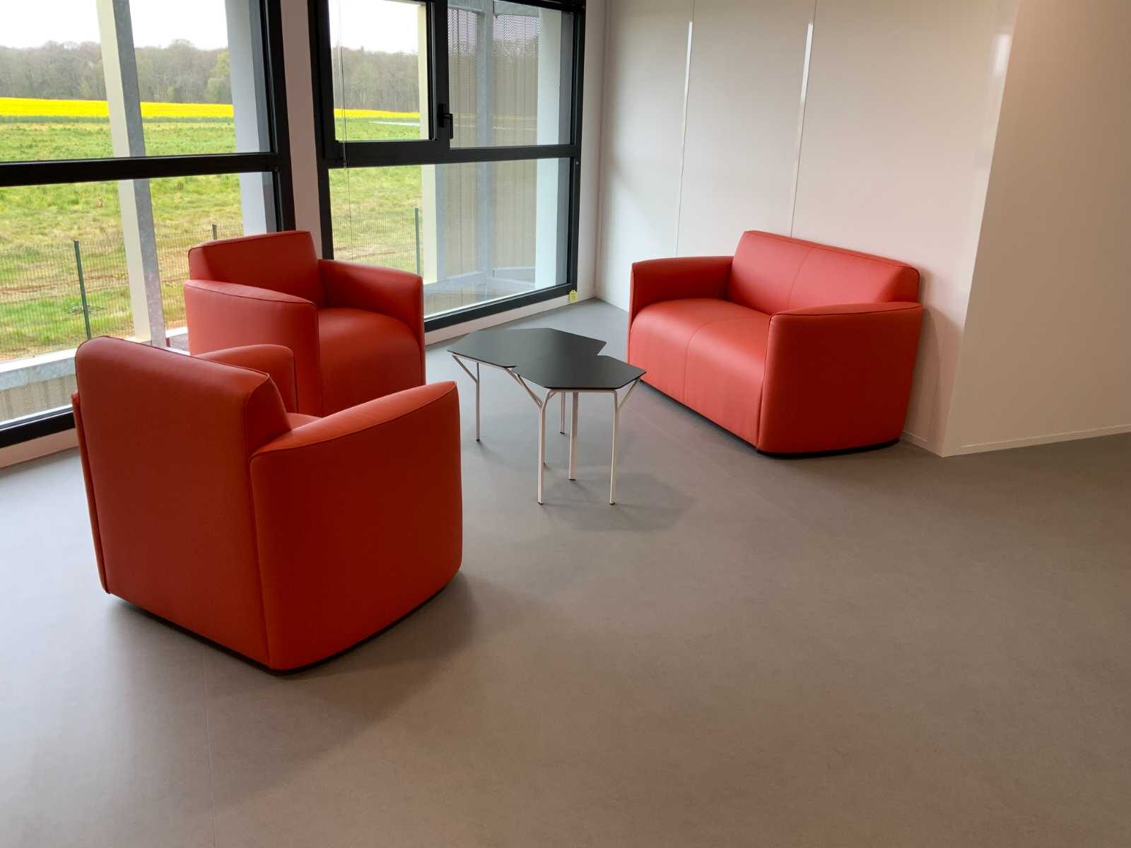 Fauteuils et canapé orange corail