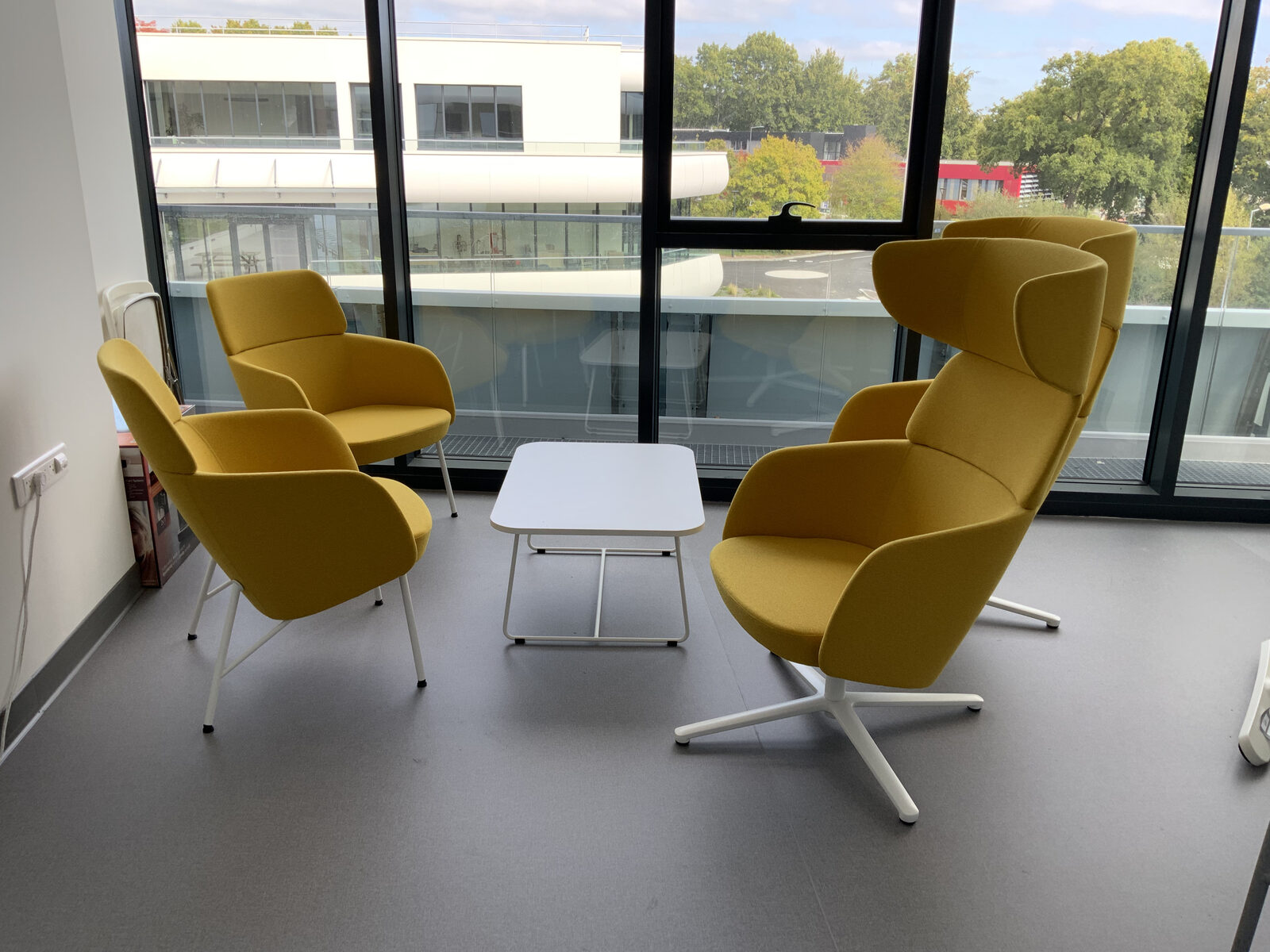 Fauteuils lounge face aux baies