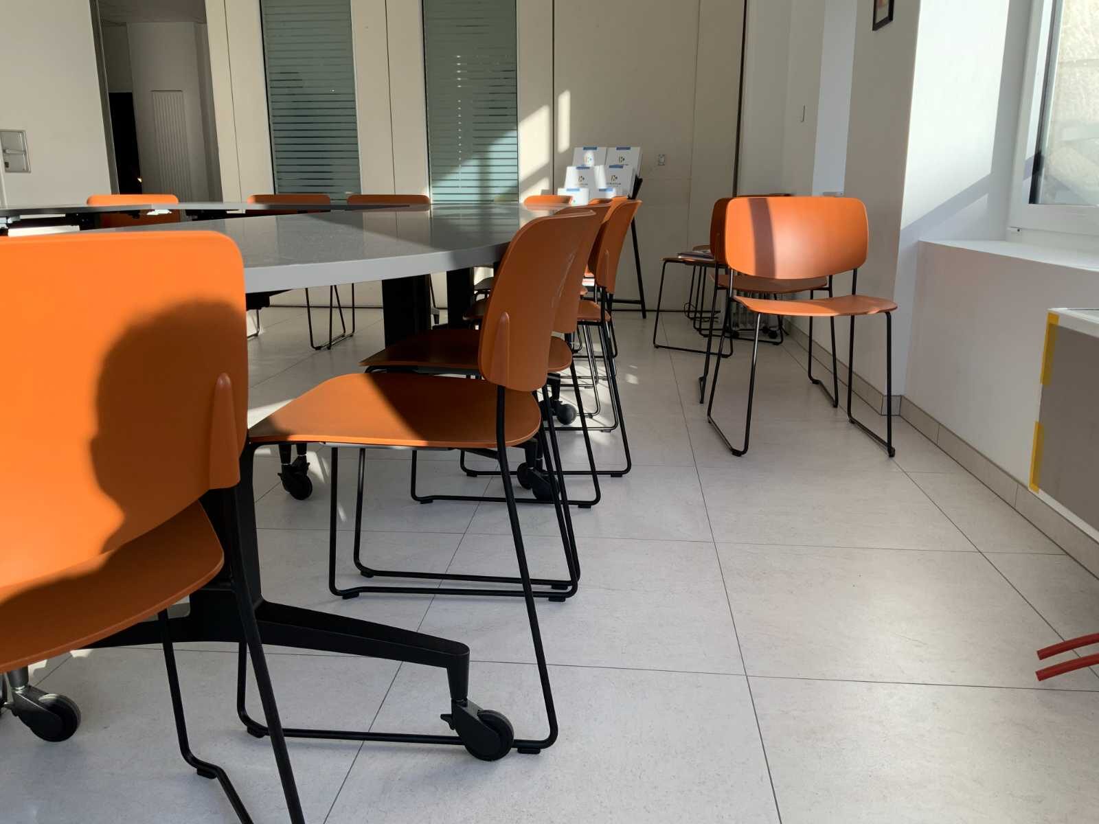 Tables en U et chaises orange