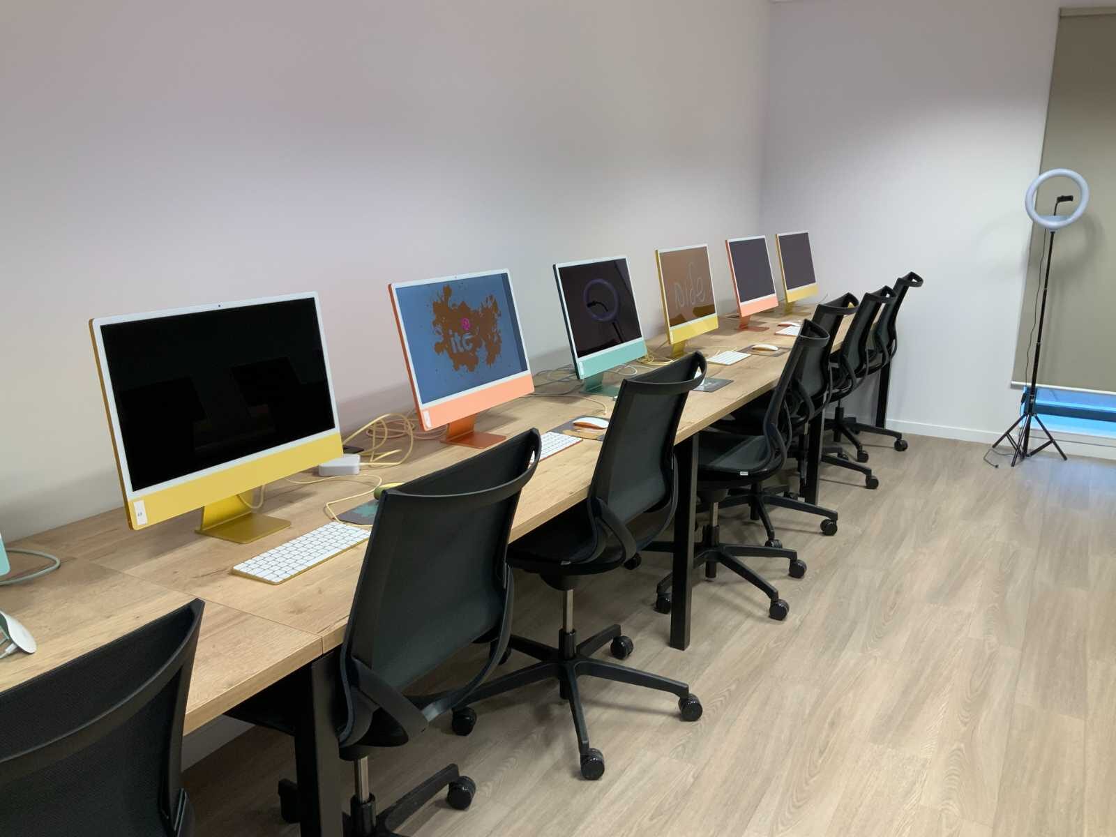 Salle informatique créative à l'université de Saint-Brieuc